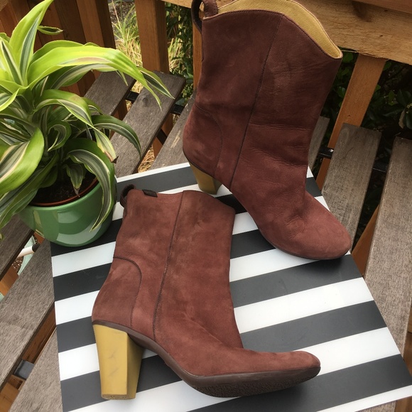 Camper Shoes - Camper Suede Pull On Bootie w Heel SZ 38
